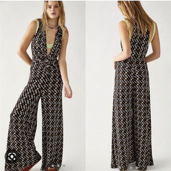NWT Shayla Halter jumpsuit size S
NWT 
Retail $148 - Picture 1 of 9